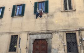 Bandiere vecchie al Tribunale dei Minorenni di Firenze
