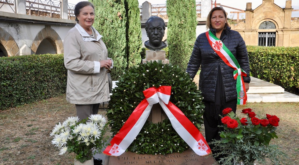 Rossella Segreto Annigoni (a sin.) e Maria Federica Giuliani presso la tomba di Pietro Annigoni