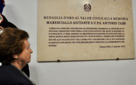 Maria Taibi davanti alla lapide in memoria del figlio