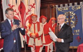 Paolo Nespoli (a sin.) premiato al Rotary Firenze Est