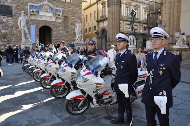 Una rappresentanza della Polizia Municipale in piazza della Signoria (foto archivio OsservatoreLibero)