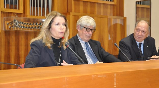 Da sin il prefetto Laura Lega, il giornalista Antonio Lovascio e il prefetto Paolo Padoin alla presentazione del libro "Migranti"