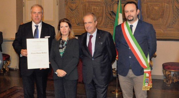 Il neo commendatore Simone Silvano Bettini (a sin) con il prefetto Laura Lega, il presidente di Confindustria Firenze Luigi Salvadori, il sindaco di Borgo San Lorenzo Paolo Omoboni
