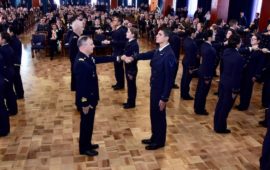 Il momento della consegna dello spadino alla Scuola Douhet