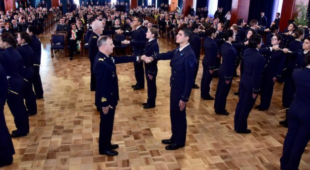 Il momento della consegna dello spadino alla Scuola Douhet