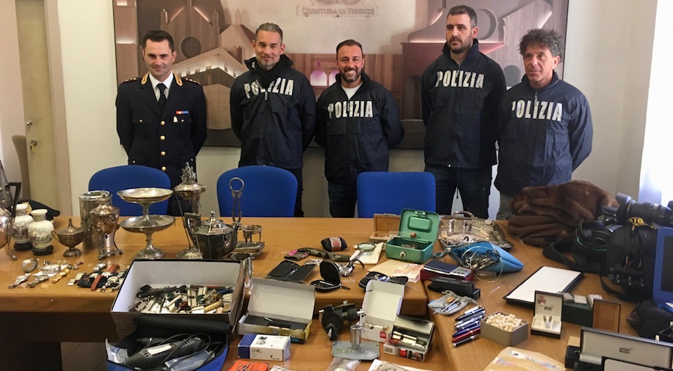 Poliziotti della Squadra Mobile di Firenze con la refurtiva di almeno 10 furti