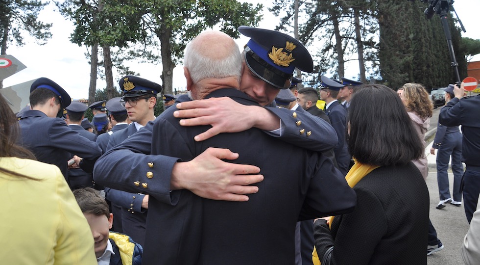 Il commovente abbraccio dopo il giuramento tra un allievo del Perseo e un familiare