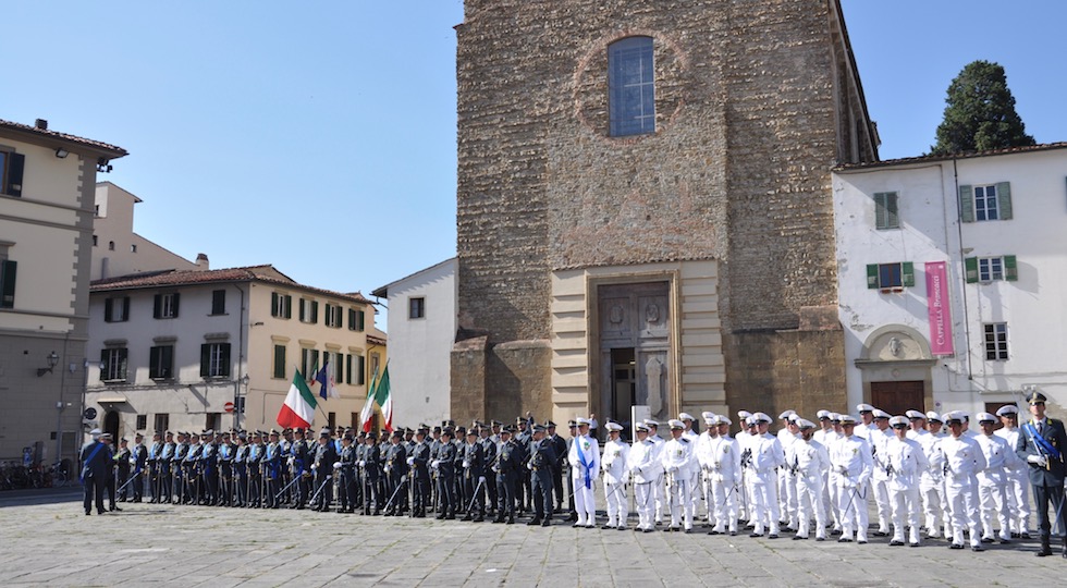 Lo schieramento di finanzieri in piazza del Carmine a Firenze