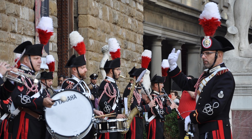 La Fanfara della Scuola Marescialli Carabinieri davanti a Palazzo Vecchio