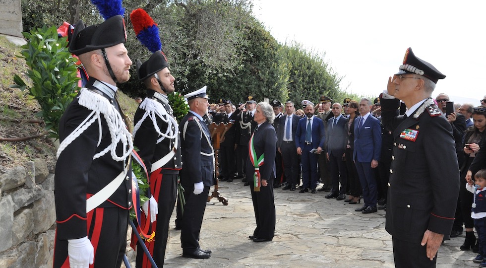 Il generale Nistri e la sindaco Ravoni al monumento dei Carabinieri martiri di Fiesole