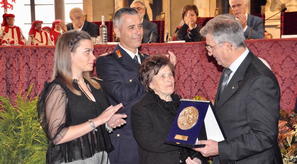 La madre del Vigile del Fuoco Stefano Colasanti riceve lo Scudo di San Martino alla memoria del figlio