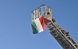 La bandiera sull'autoscala dei Vigili del Fuoco per Santa Barbara 2019
