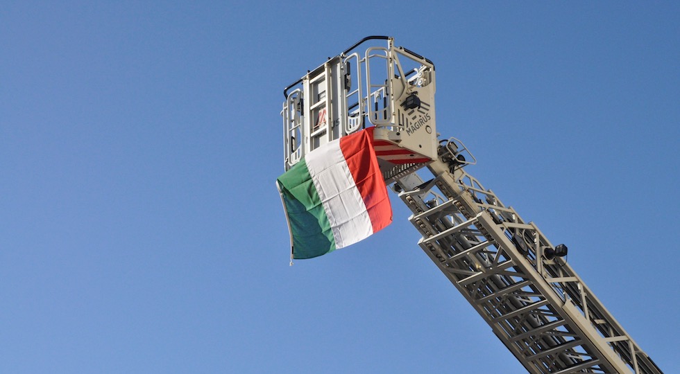 La bandiera sull'autoscala dei Vigili del Fuoco per Santa Barbara 2019