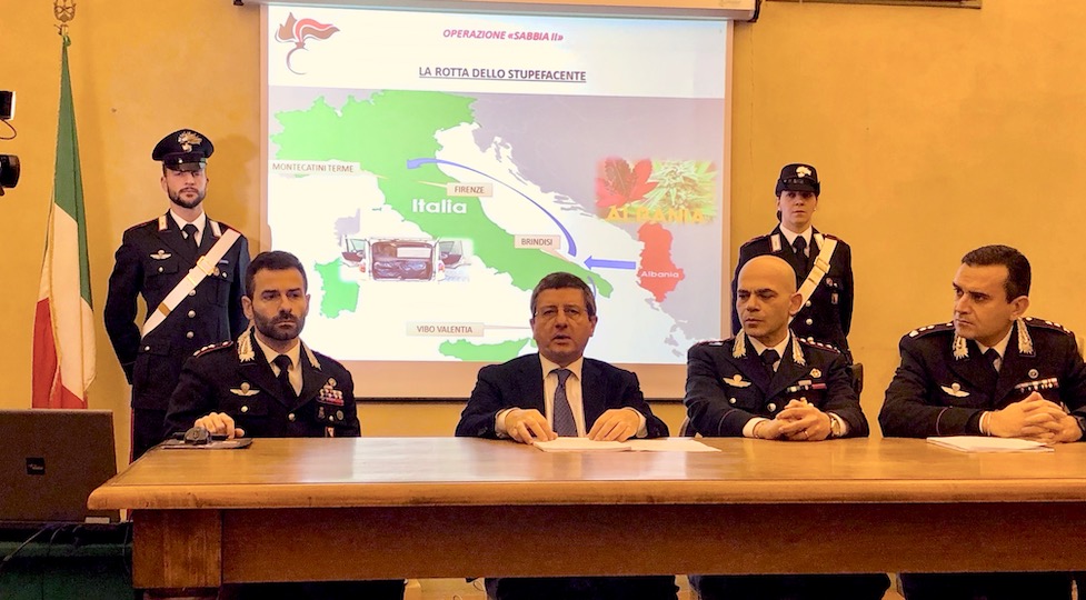 Il procuratore capo di Firenze Giuseppe Creazzo con igli ufficiali dei Carabinieri che hanno diretto le operazioni