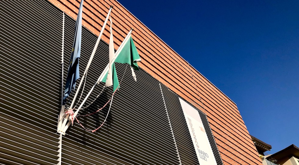 Bandiere vittima di incuria e degrado alla Biblioteca Mario Luzi di Firenze