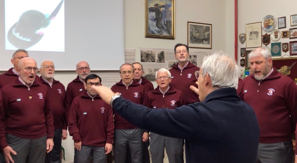 Il Coro "La Martinella" mentre esegue l'Inno nazionale