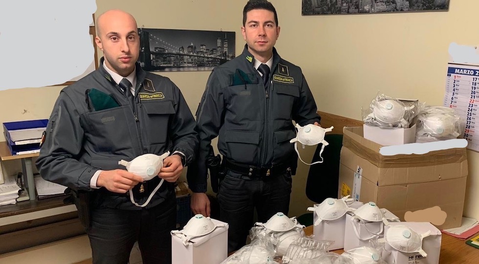 Oltre 137.000 mascherine sequestrate dalla Guardia di Finanza a Firenze