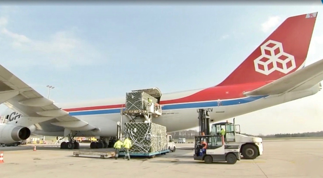 Un momento del trasporto dell'arrivo dell'ospedale da campo Nato da Bari a Lussemburgo (frame da video Luxemburger Wort)