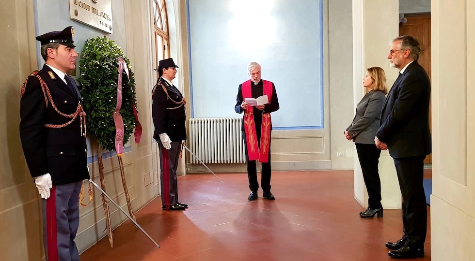 Il cappellano della Polizia Luigi Innocenti al Sacrario dei Caduti. A destra il prefetto di Firenze Laura Lega e il questore Armando Nanei