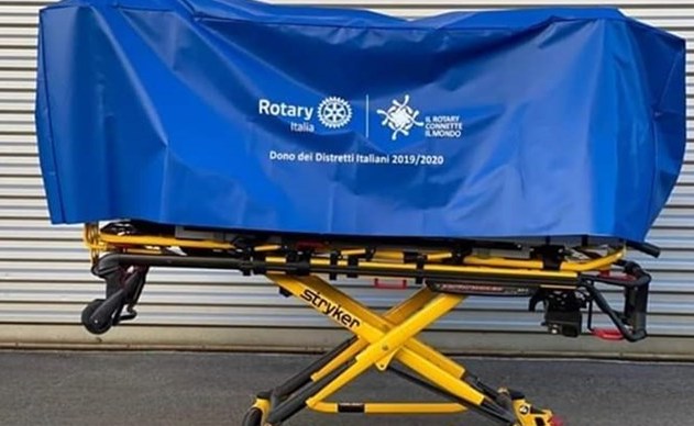 Una barella destinata a 29 nuovi triage negli ospedali italiani