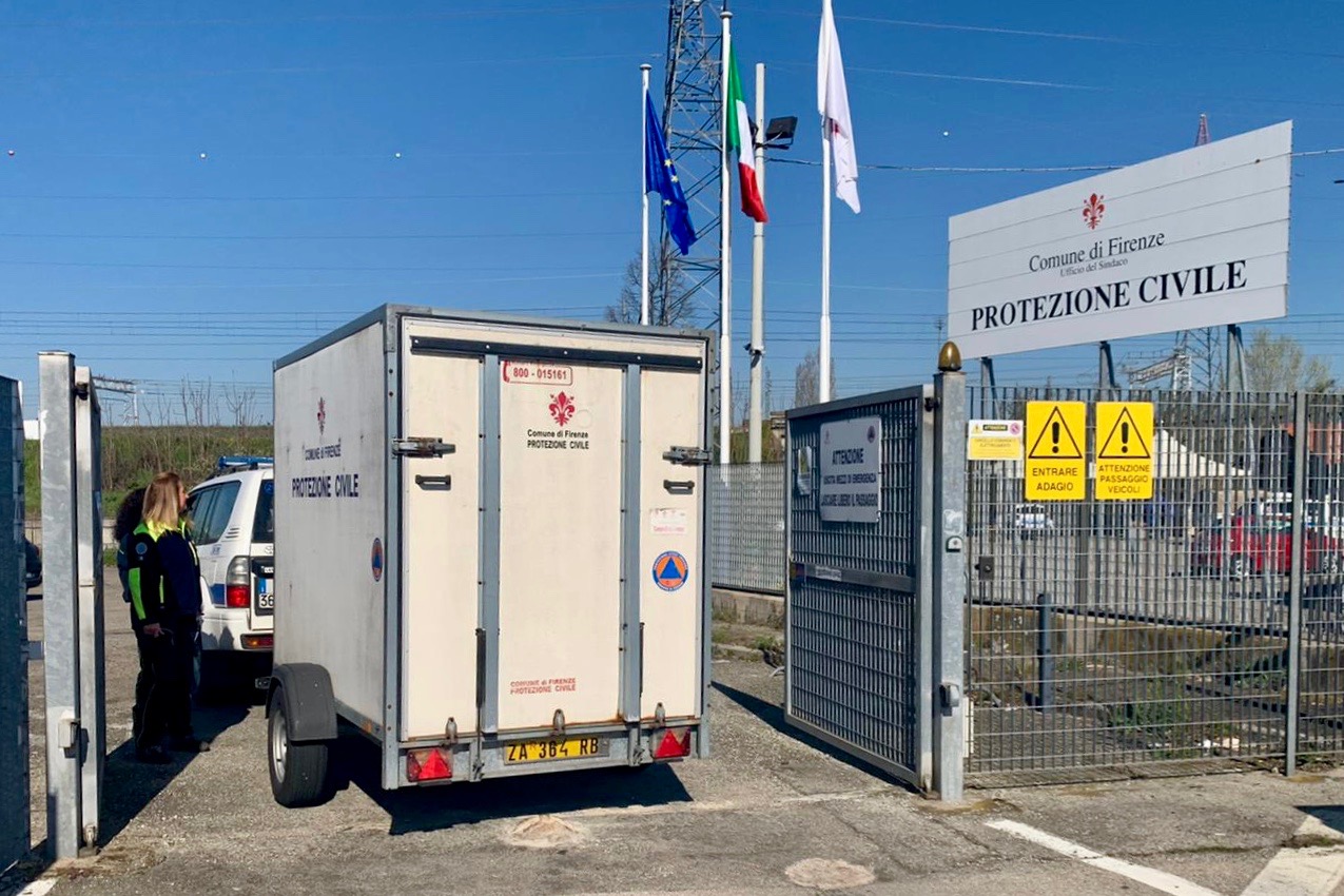 Alcuni Rotary fiorentini hanno collaborato con la Protezione Civile fornendo climatizzatori per aree di accoglienza per persone in quarantena. Qui l'arrivo del materiale