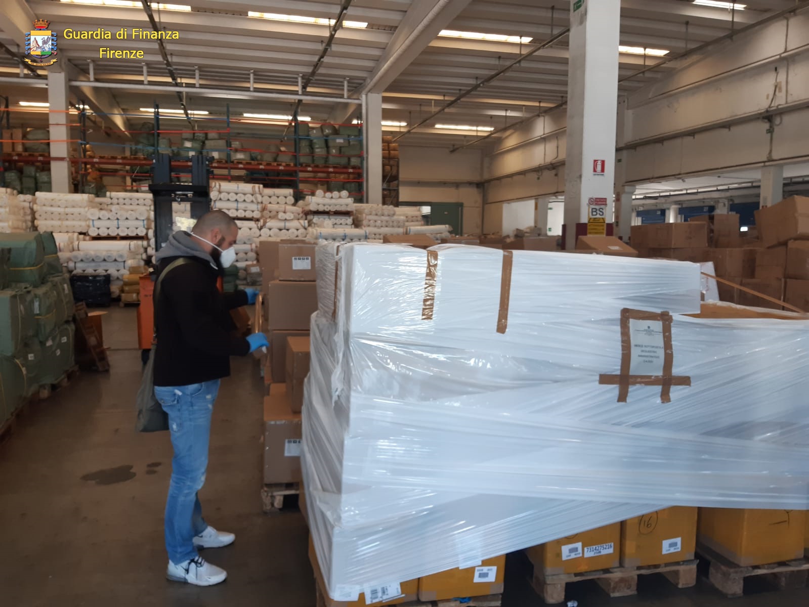 Il sequestro delle mascherine operato dai finanzieri del 2° Nucleo Operativo Metropolitano tra Firenze e Prato