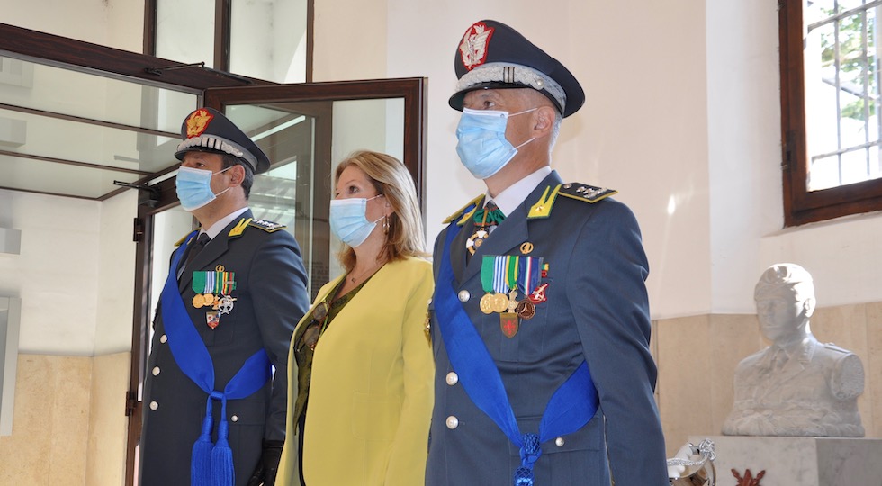 Il prefetto Laura Lega tra i generali Sebastiano Galdino (a sin.) e Bruno Bartoloni