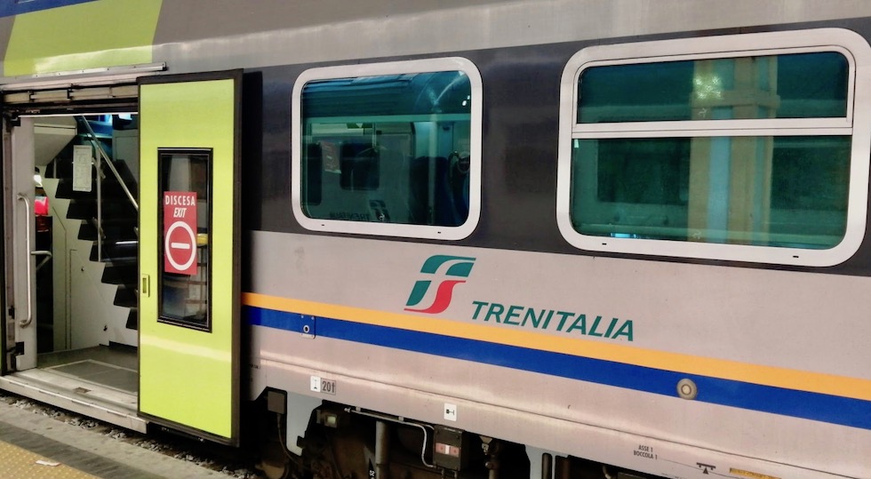 Sanificatori vuoti sul regionale Livorno Firenze