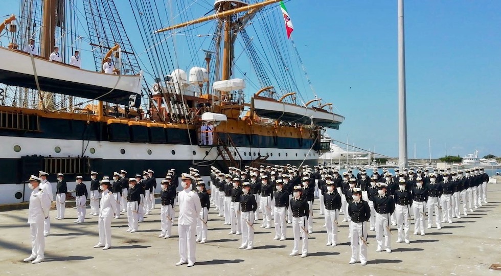 Allievi della 1a classe dell'Accademia Navale partono con il Vespucci a Livorno