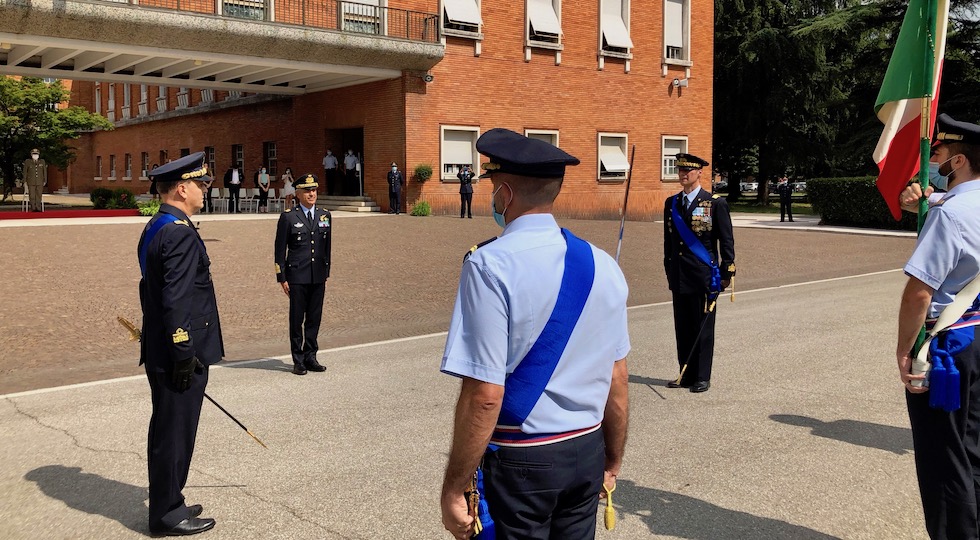 Cambio di comando all' Isma di Firenze tra il gen. Nuzzo (a sin.) e il gen. Floreani (a destra). Al centro il generale Colagrande comandante delle Scuole dell'Aeronautica
