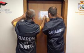 Finanzieri e Carabinieri sigillano uno degli immobili confiscati