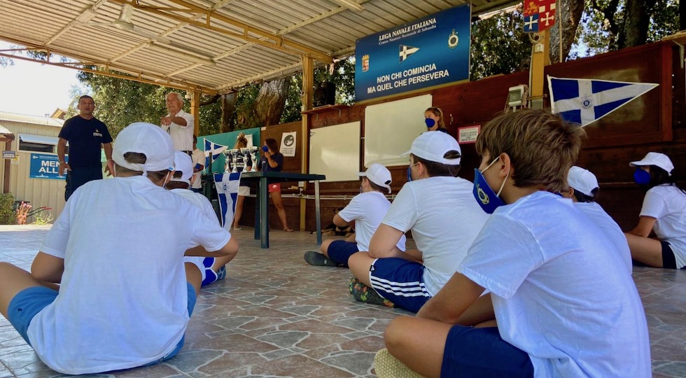 La premiazione di giovanissimi allievi in una sezione della Lega Navale