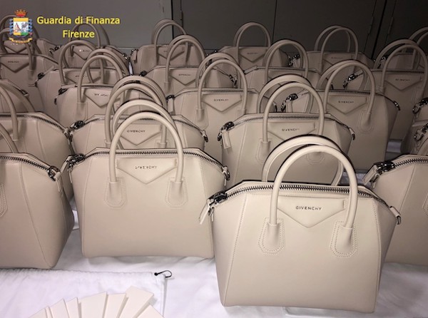 Alcune delle borse con marchi contraffatti sequestrati dalla Finanza a Firenze