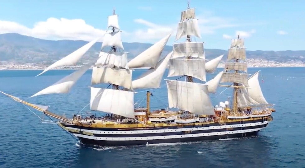 A bordo di Nave Vespucci (qui nello stretto di Messina) il battesimo del corso Esperia dell'Accademia Navale