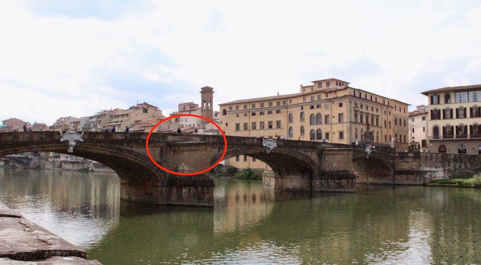 Il rostro del ponte a Santa Trinita a Firenze dove la ragazza è stata salvata dai Carabinieri