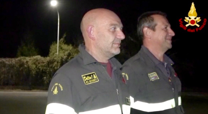 Commozione trattenuta a stento per Riccardo Bernini (a sin.) capo del distaccamento Firenze Ovest dei Vigili del Fuoco