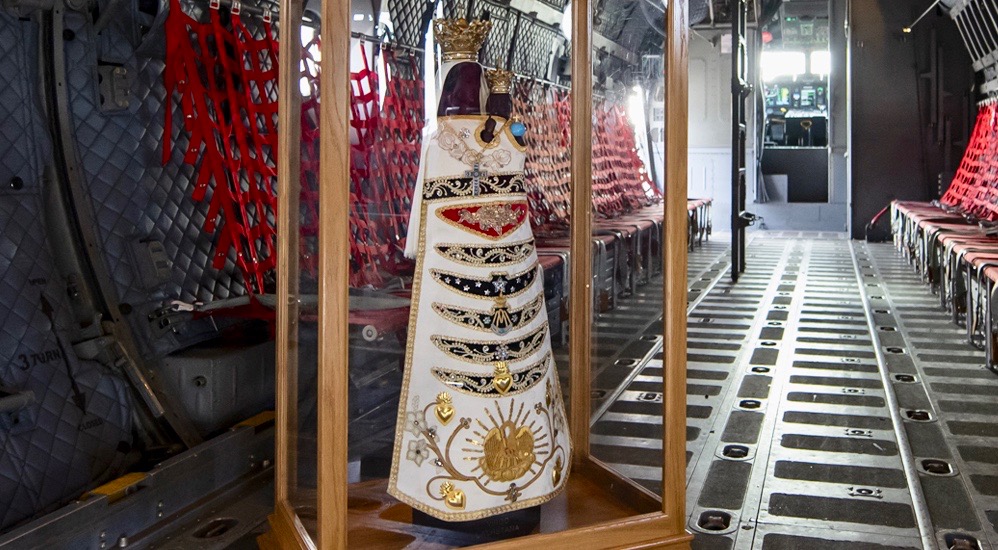 L'effigie della Madonna di Loreto a bordo di un velivolo dell'Aeronautica Militare