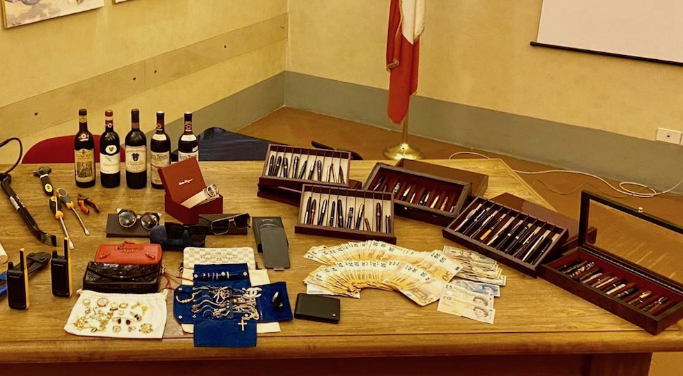 Gli oggetti preziosi recuperati dai Carabinieri dopo numerosi furti in abitazione
