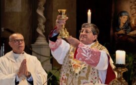 Monsignor Mauro Tramontano (a sin.) concelebra con il cardinale Giuseppe Betori la messa per la Virgo Fidelis, patrona dei Carabinieri