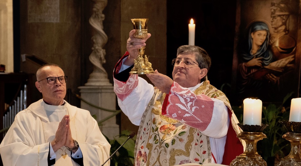 Monsignor Mauro Tramontano (a sin.) concelebra con il cardinale Giuseppe Betori la messa per la Virgo Fidelis, patrona dei Carabinieri