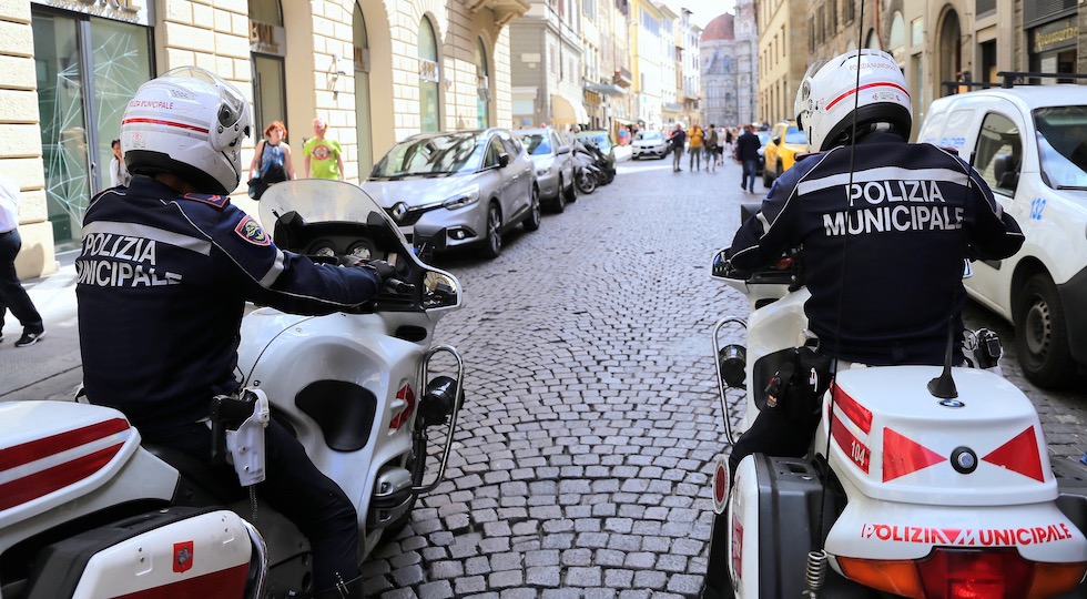Una pattuglia della Polizia Municipale nel centro di Firenze