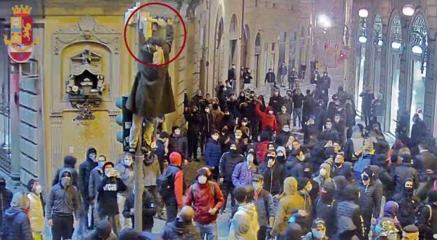 Il danneggiamento di una telecamera durante la guerriglia a Firenze il 30 ottobre 2020