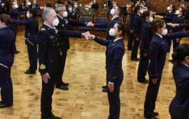 La consegna dello spadino agli allievi del 1° corso 20-21 della Scuola Militare Aeronautica Douhet