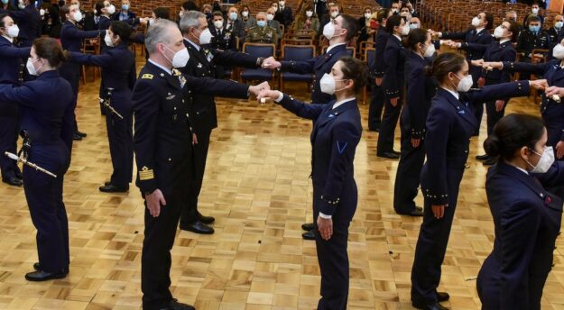 La consegna dello spadino agli allievi del 1° corso 20-21 della Scuola Militare Aeronautica Douhet