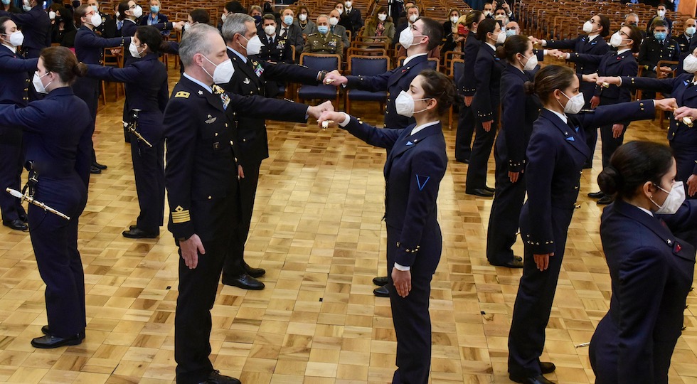 La consegna dello spadino agli allievi del 1° corso 20-21 della Scuola Militare Aeronautica Douhet