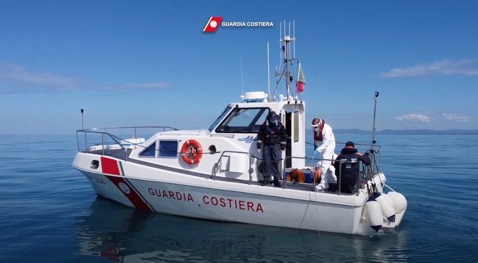 Un rilevamento ambientale in mare della Guardia Costiera