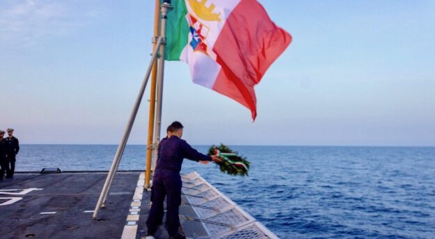 Una corona in mare da Nave Alpino per i Caduti del Conte Rosso