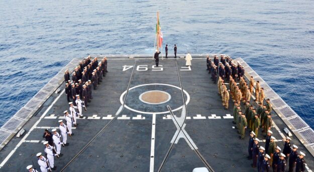 Equipaggio di Nave Alpino sugli attenti