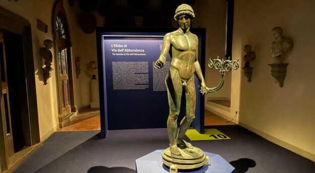 Una delle sale della mostra "Luci dalle tenebre"