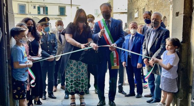 Il prefetto Maddalena De Luca e il sindaco Luciano Meoni al taglio del nastro